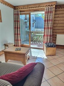 ein Wohnzimmer mit einer Couch und einem Couchtisch in der Unterkunft Au cœur de Chamonix, La Ginabelle, Calme avec Piscine, Sauna et Garage in Chamonix-Mont-Blanc