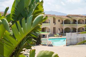 Una vista de un complejo turístico con piscina. en Mimose Beach Village, en Badesi