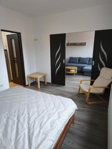 un soggiorno con un letto e un divano di Straja Mountain Escape a Lupeni