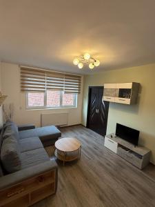 un soggiorno con un divano e una TV di Straja Mountain Escape a Lupeni