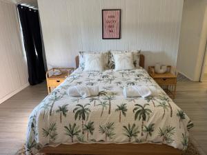 Postel nebo postele na pokoji v ubytování Panacea Rising