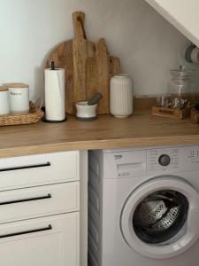 y cocina con lavadora y encimera. en Il Tempio Del Gufo, en Casoli