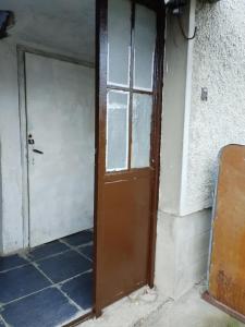 eine Tür in einem Raum mit einem Fenster in der Unterkunft Daneto Apartment in Targowischte