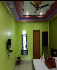 Μια τηλεόραση ή/και κέντρο ψυχαγωγίας στο Chai Bagan Homestay By StayApart