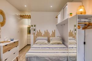 Una cama o camas en una habitación de Petit nid douillet