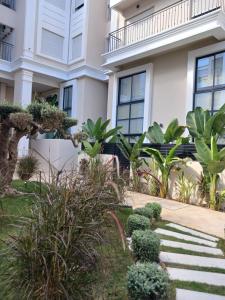 Una casa con plantas delante de ella. en Chiraz Magesty loft, en Sidi Daoud