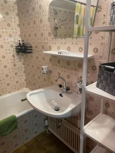 Un baño con lavabo y bañera. en Ferienwohnung Wieser, en Sankt Jakob in Haus 102 fotos más