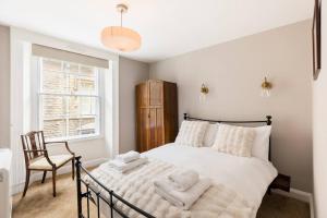 Postel nebo postele na pokoji v ubytování The Nook above the Bookshop - Pass the Keys