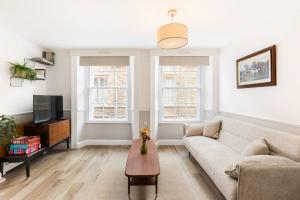 Posezení v ubytování The Nook above the Bookshop - Pass the Keys