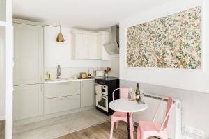 Kuchyň nebo kuchyňský kout v ubytování The Nook above the Bookshop - Pass the Keys