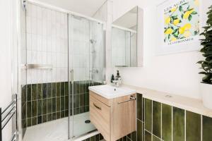 Koupelna v ubytování The Nook above the Bookshop - Pass the Keys + 17 fotografií