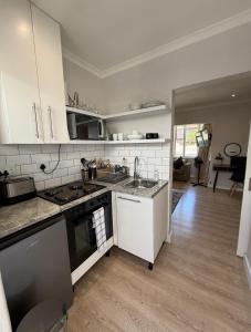 Кухня або міні-кухня у Front Row Seat! +12 фото