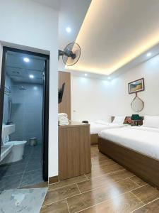 Un dormitorio con cama y un baño con ducha en Tam Cốc Phương Thảo Homestay, en Ninh Binh