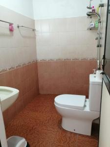 ein Badezimmer mit Toilette und Waschbecken in der Unterkunft Apartment no17 in Galle + 6 Fotos