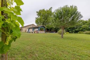 BourgougnagueVilla Familiale, Détente Absolue的一个带凉亭和树的花园