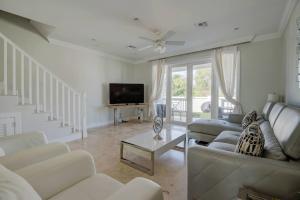 Μια τηλεόραση ή/και κέντρο ψυχαγωγίας στο Bahamas Dream - Beach Luxury Vacation