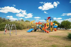 un parque con un área de juegos con tobogán y slidesktop en Mimose Beach Village, en Badesi