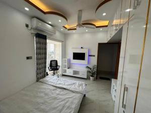 una camera da letto con un letto e una TV di City view hotel & Apartment a Rajshahi