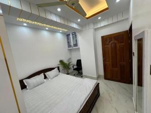 una camera da letto con un letto e una porta di legno di City view hotel & Apartment a Rajshahi