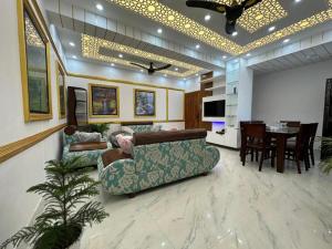 un soggiorno con divano e sala da pranzo di City view hotel & Apartment a Rajshahi Altre 13 foto