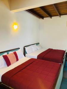 Ένα ή περισσότερα κρεβάτια σε δωμάτιο στο London cottage +19 φωτογραφίες