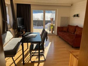 una sala de estar con una mesa y un sofá en Ferienwohnung Wieser, en Sankt Jakob in Haus