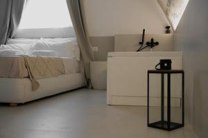 una camera da letto con un letto e un comodino di San Michele Rooms & Private Spa - via Santa Cesarea a Matera
