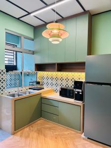 Una cocina o cocineta en Mint Cottage - 6 mins from Aeon Bukit Indah