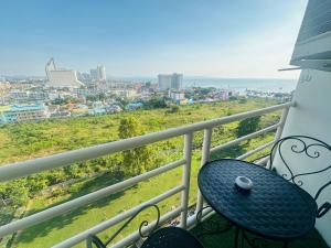 Balkón nebo terasa v ubytování Beach Seaview Jomtien-tub, projector, high speed Wi-Fi