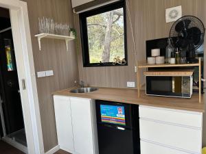 Kuchyň nebo kuchyňský kout v ubytování Pigeon Pair Tiny Houses by Tiny Away