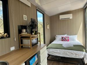 Postel nebo postele na pokoji v ubytování Pigeon Pair Tiny Houses by Tiny Away