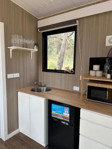 Kuchyň nebo kuchyňský kout v ubytování Pigeon Pair Tiny Houses by Tiny Away + 3 fotografie