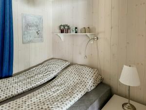 En eller flere senge i et værelse på Cottage With Northern Lights Near Stetinden