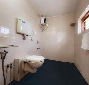 BāmangaonShlok Villa的一间带卫生间和水箱的浴室