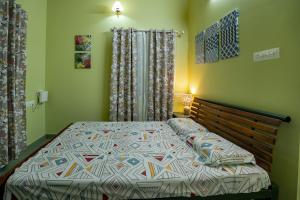 Una cama o camas en una habitación de Peaceful 1 BHK country home with open veranda & nature views in Thrissur, Kerala