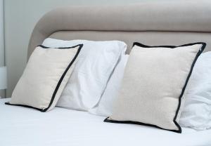 dos almohadas colocadas encima de una cama en Stunning Studio in Solo 1 By Arada, en Sharjah 9 fotos más