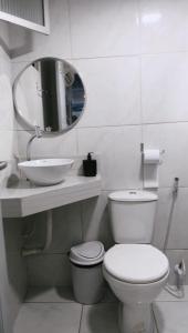 um banheiro branco com um vaso sanitário e um espelho em Casa da Keka em Noronha em Fernando de Noronha