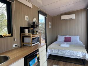 Postel nebo postele na pokoji v ubytování Tallarook Hilltop Tiny House 3 by Tiny Away