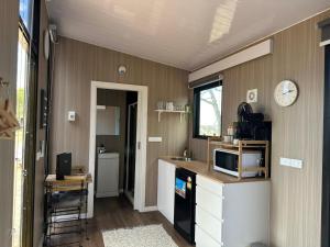 Kuchyň nebo kuchyňský kout v ubytování Tallarook Hilltop Tiny House 3 by Tiny Away