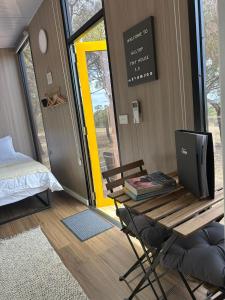 TV a/nebo společenská místnost v ubytování Tallarook Hilltop Tiny House 3 by Tiny Away + 3 fotografie