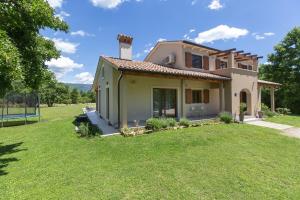 a house with a large yard in front of it at Villa Flora in Kršan