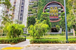 Κήπος έξω από το M Luna Residence by Homebrickz