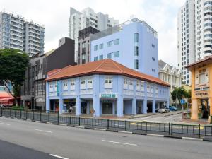un edificio azul al costado de una calle de la ciudad en Hotel 81 Fuji, en Singapur