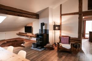 TV a/nebo společenská místnost v ubytování Rossweid Appartement