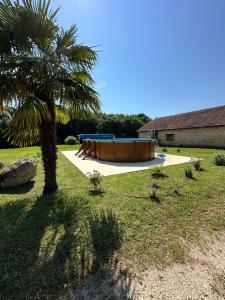 Bazén v ubytování The charming private Farmhouse at La Grenouillére nebo v jeho okolí