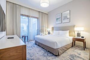 Ένα ή περισσότερα κρεβάτια σε δωμάτιο στο Luxury Seaview 3BR with Assistant Room, Just Minutes from Fujairah Pristine Beaches, The Address Fujairah Residences Block A, Fujairah by Deluxe Holiday Homes