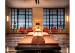 アントワープにあるHotel Jamingoのベッドルーム1室(ベッド2台、赤い椅子付)