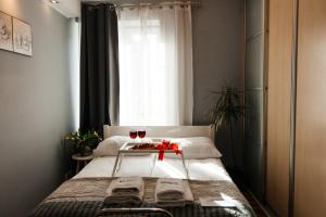 En eller flere senge i et værelse på Maya's Flats & Resorts - Old Town Piwna