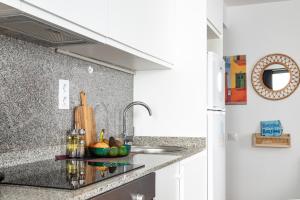 een aanrecht met een wastafel en een fruitschaal bij Centric Apartment Camp Nou 2 in Hospitalet de Llobregat +9 foto's