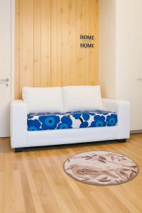 Χώρος καθιστικού στο Bright Cozy Private Rooms 3min to Metro